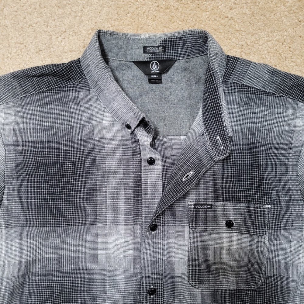 Volcom Modern Fit Button Down Short Sleeve Button… - image 4